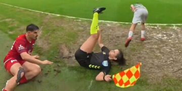 ВІДЕО. Те, що зробив цей футболіст після падіння судді, шокувало всіх