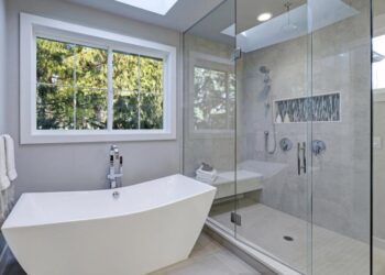 Завжди мучилася з миттям душової кабіни, поки не трапився лайфхак: наліт зник за 5 хвилин