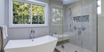 Завжди мучилася з миттям душової кабіни, поки не трапився лайфхак: наліт зник за 5 хвилин