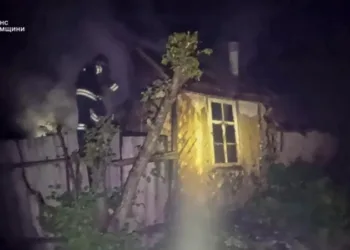 У Білопіллі вогнеборці врятували житловий будинок від масштабної пожежі (ФОТО)
