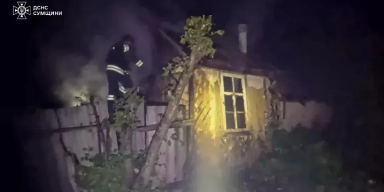 У Білопіллі вогнеборці врятували житловий будинок від масштабної пожежі (ФОТО)