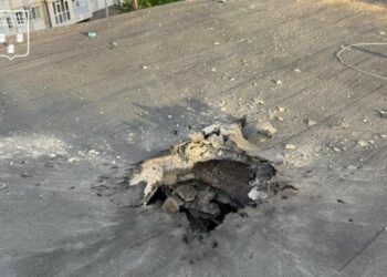 Російський дрон влучив у багатоповерхівку в Сумах: пробито дах та перекриття