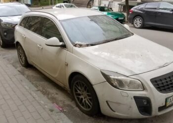 У центрі Києва просто на вулиці покинули рідкісний сімейний спорткар із Німеччини (ФОТО)