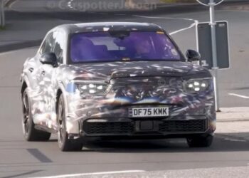 Найдешевший кросовер Bentley показали наживо: зовсім інше авто