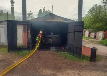 Запобігли вибуху газу: у Сумах рятувальники ліквідували масштабну пожежу в гаражному кооперативі