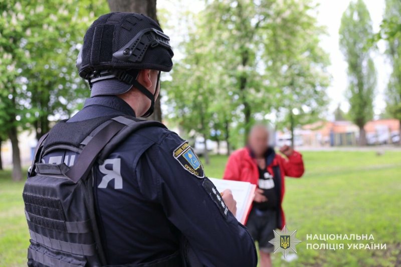 Забрав статуетку з Алеї Слави: у Сумах поліція перевіряє причетність чоловіка до крадіжок з кладовищ