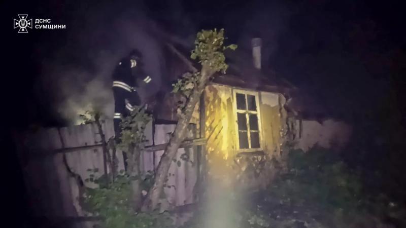 У Білопіллі вогнеборці врятували житловий будинок від масштабної пожежі (ФОТО)