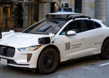 Waymo відгукує тисячі роботаксів після інциденту з падінням автомобіля в струмок