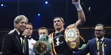 На кону бою Усик – Верховен стоятимуть два чемпіонські титули