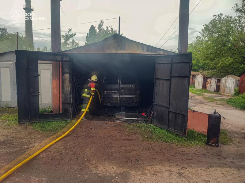 Запобігли вибуху газу: у Сумах рятувальники ліквідували масштабну пожежу в гаражному кооперативі