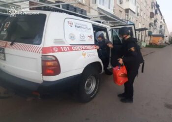 Евакуація з прикордоння Сумщини: співробітники ДСНС вивезли жінку