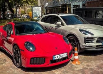 700-сильний гібрид: в Україні з’явився новітній спорткар Porsche за 15 мільйонів (ФОТО)