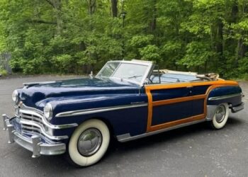 На продаж виставили рідкісний кабріолет Chrysler Town & Country (ФОТО)