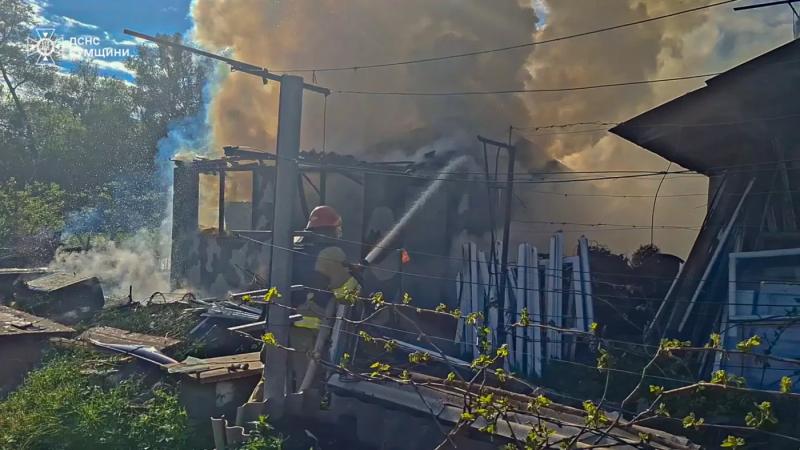 Врятували житловий будинок від вогню: в Охтирці рятувальники ліквідували масштабну пожежу