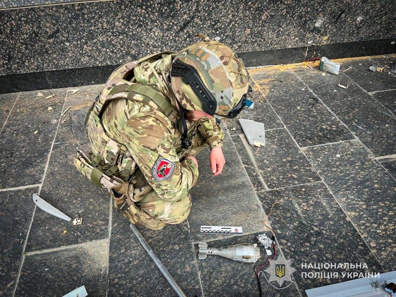 Працюють у полях та на подвір'ях: вибухотехніки поліції знешкоджують нездетоновані бойові частини російських дронів на Сумщині