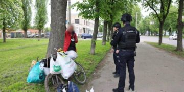 Забрав статуетку з Алеї Слави: у Сумах поліція перевіряє причетність чоловіка до крадіжок з кладовищ