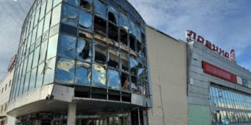 Нічна масована атака на Суми: пошкоджено багатоповерхівки, ТЦ та понад 10 автомобілів