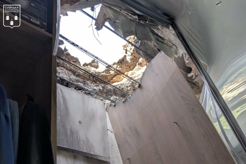 Російський дрон влучив у багатоповерхівку в Сумах: пробито дах та перекриття
