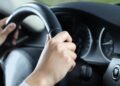 Як правильно тримати руки на кермі: чому схема «10 і 2» застаріла (ФОТО)