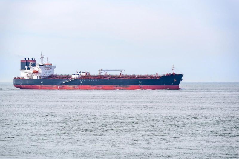 Бий своїх, аби чужі боялися: Іран захопив танкер зі своєю нафтою