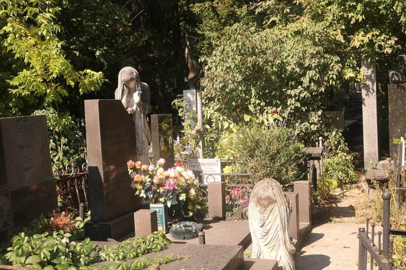 Більше не потрібно терти пам'ятник щіткою: мармур і граніт можна легко відмити без хімії
