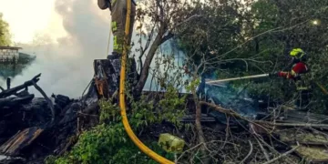 Через палаюче сміття: у передмісті Сум рятувальники ліквідували пожежу, що перекинулась на будівлю