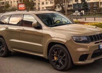 700-сильний “трековий сокіл”: у Києві помітили надпотужний заряджений Jeep (ФОТО)