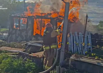 Врятували житловий будинок від вогню: в Охтирці рятувальники ліквідували масштабну пожежу