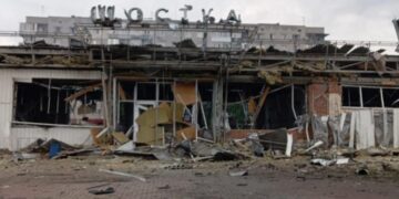 Російські дрони знищили будівлю вокзалу в Шостці