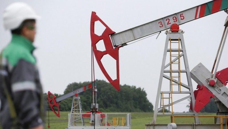 Ще більше грошей на війну: США продовжили дозвіл на продаж російської нафти