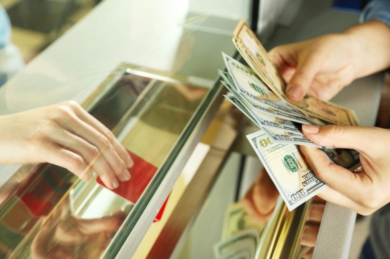 Скільки коштуватимуть 100 доларів в Україні: прогноз банкіра до кінця весни