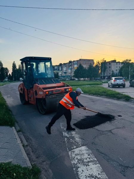 У Кролевці триває ямковий ремонт доріг