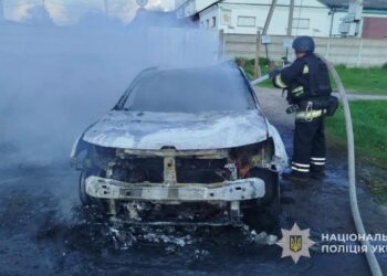 Уточнення: У Путивлі ворожий БпЛА атакував службовий автомобіль поліції