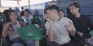 ВІДЕО. Дівчина знищила футболіста Барселони одним поглядом