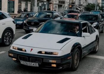 Хай-тек із 80-х: у Києві засвітилося американське авто із дуже незвичним кермом (ФОТО)