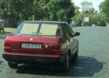 В Україні продали унікальний італійський седан 80-х із двигуном Ferrari (ФОТО)