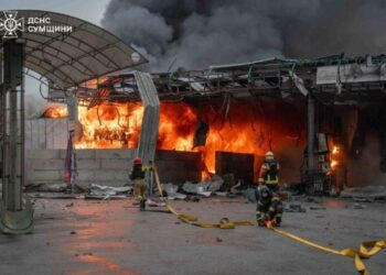 Рятувальники показали, як гасили пожежу на АЗС у Сумах після ворожого удару