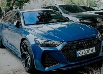 Сімейна ракета: у Києві помітили 630-сильний заряджений універсал Audi (ФОТО)