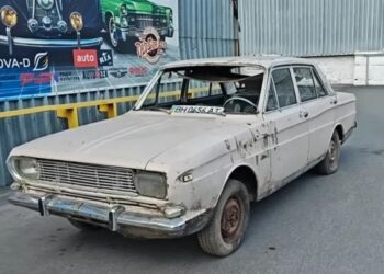 Слугував дитячим майданчиком: в Україні виявили занедбаним вінтажний Ford 60-х (ВІДЕО)
