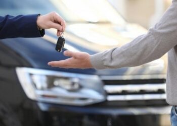 Продати авто через Дію зможуть не всі: які документи автовласник повинен мати в застосунку, щоб угода відбулася