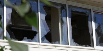 Наслідки нічної атаки: у Сумах безпілотник влучив біля супермаркету