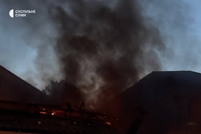 У Сумах після атаки ворожого дрона горить житловий сектор