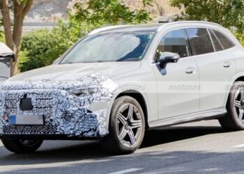 Оновлений Mercedes GLC засвітився на дорогах: перші деталі рестайлінгу (ФОТО)