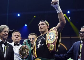 Усик відмовився від усіх чемпіонських поясів