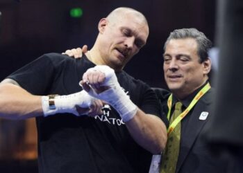 Президент WBC подумав, що замість Усика від титулів відмовився ШІ