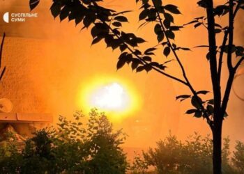 У Сумах після атаки ворожого дрона горить житловий сектор