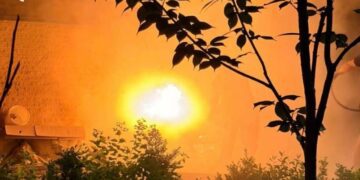 У Сумах після атаки ворожого дрона горить житловий сектор