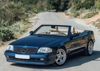 Звір за $600 000: на торги виставили рідкісний Mercedes 90-х із V12 від суперкара (ФОТО)