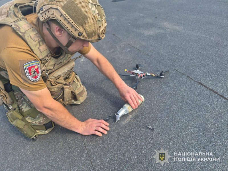 У Сумах дрон впав на дах будинку: вибухотехніки поліції знешкодили небезпечну знахідку