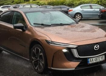Змінилася до невпізнання: у Києві з’явилася нова “шістка” Mazda (ФОТО)